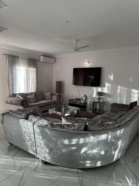Luxury 2 bedroom flat KerrSerign - Hizvo