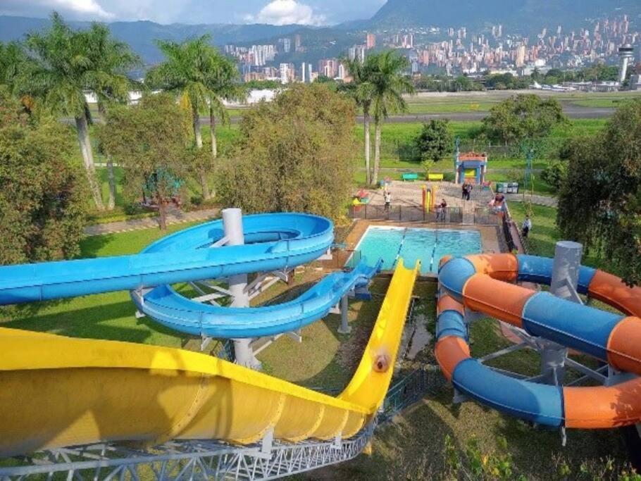 una vista aérea de un tobogán acuático en un parque acuático en El refugio paisa en Medellín