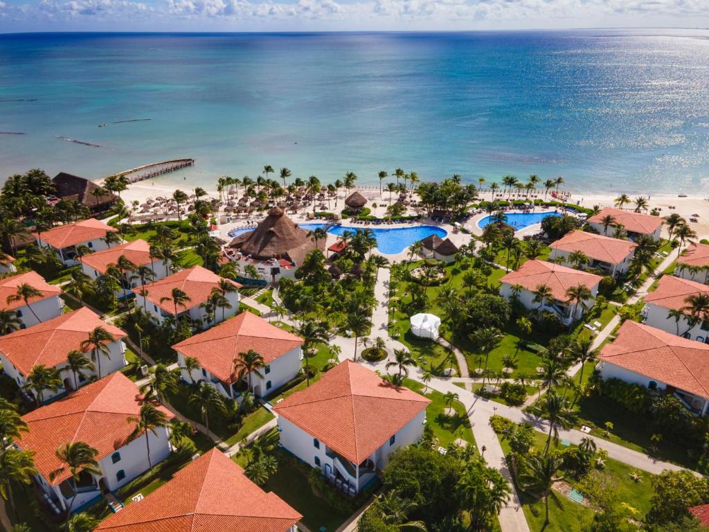 una vista aerea sul resort e sull'oceano di Ocean Maya Royale Adults Only - All Inclusive a Playa del Carmen