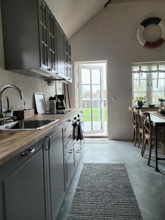 Kuchyň nebo kuchyňský kout v ubytování Litet hus i mysig by nära havet