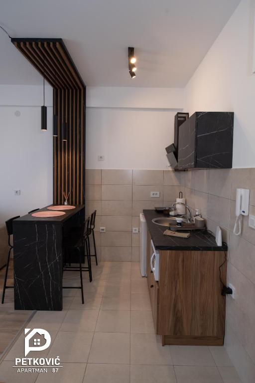 Kuchyň nebo kuchyňský kout v ubytování Petković apartmani 87