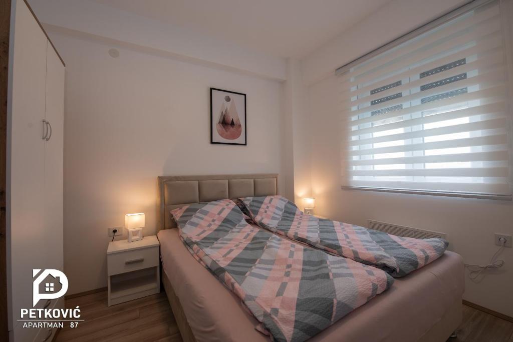 Postel nebo postele na pokoji v ubytování Petković apartmani 87