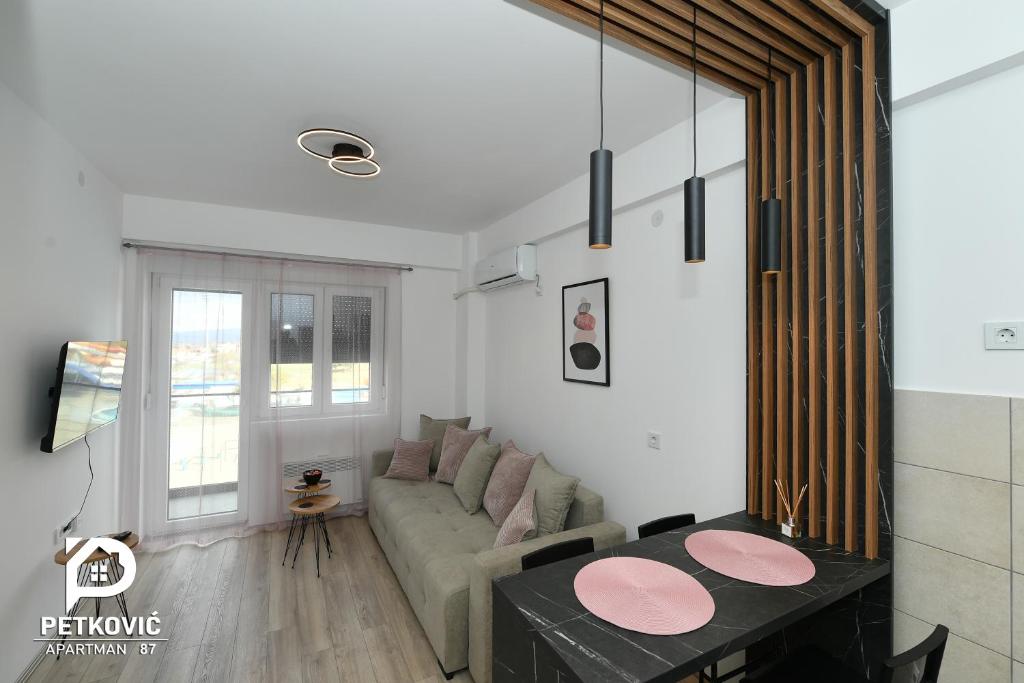 TV a/nebo společenská místnost v ubytování Petković apartmani 87