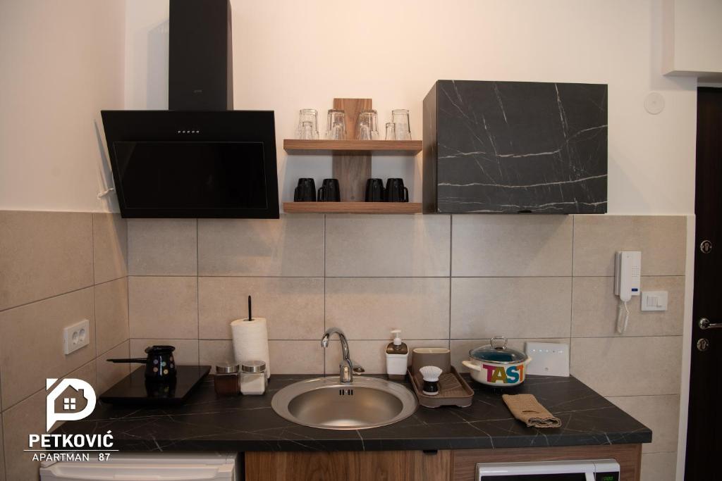 Kuchyň nebo kuchyňský kout v ubytování Petković apartmani 87