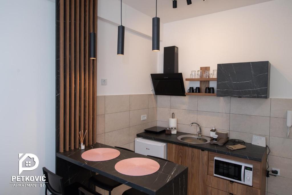 Kuchyň nebo kuchyňský kout v ubytování Petković apartmani 87