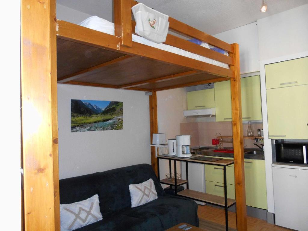 een woonkamer met een hoogslaper en een keuken bij Appartement WIFI Monné centre Cauterets in Cauterets