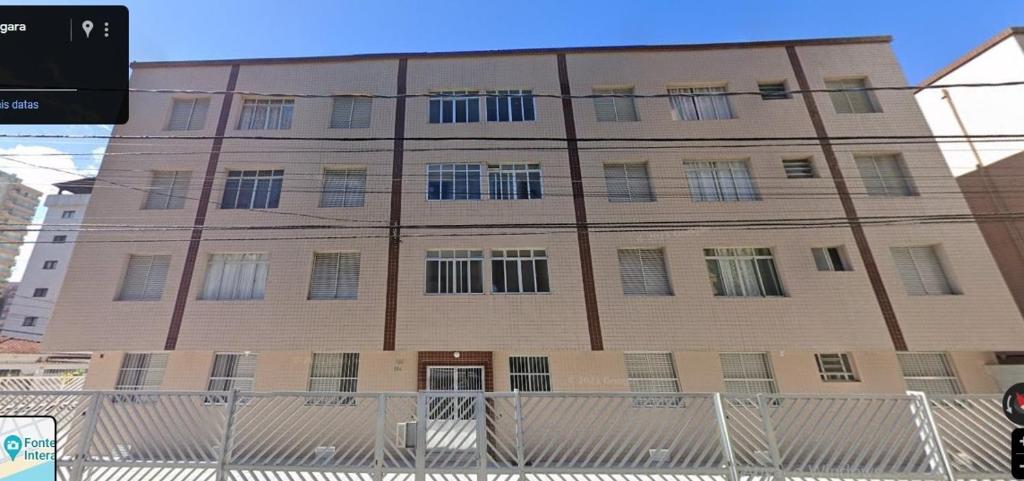 a large brick building with many windows on it at ED. ITAMARATI. in Praia Grande