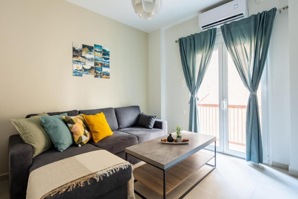 una sala de estar con un sofá y una mesa en Theia 1-Bedroom Apartment in Athens, en Atenas