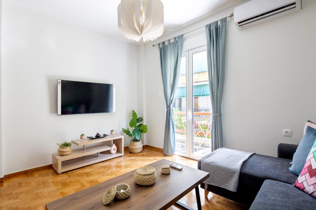 sala de estar con sofá y mesa en Astrea 1- Bedroom Apartment in Athens, en Atenas