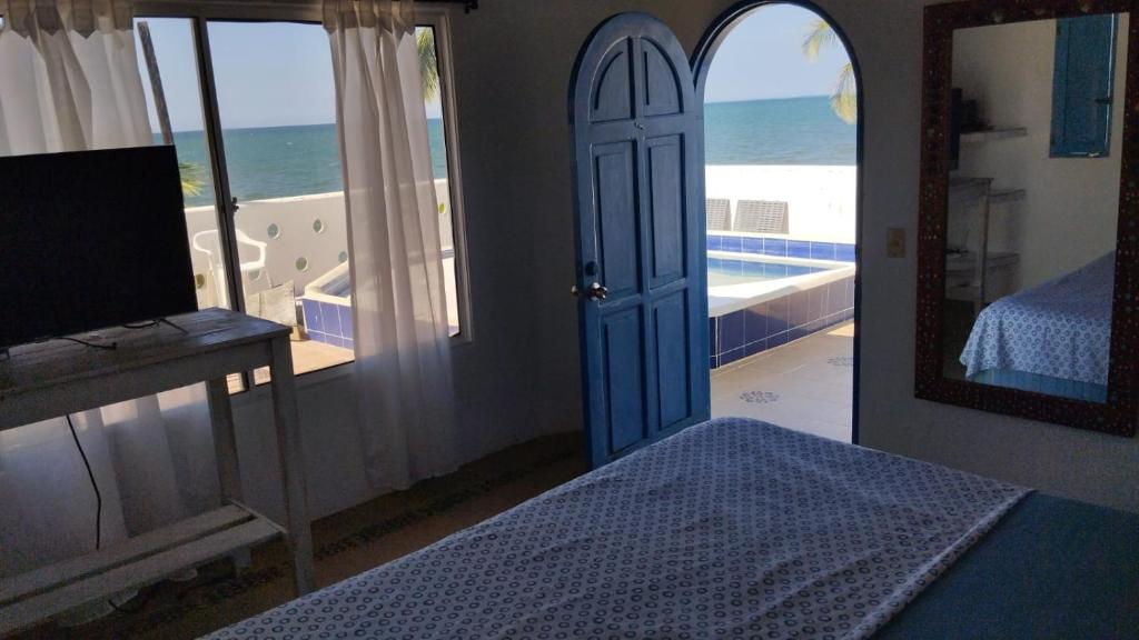 San Silvestre的住宿－Luna del Mar，一间带门的卧室,享有海景
