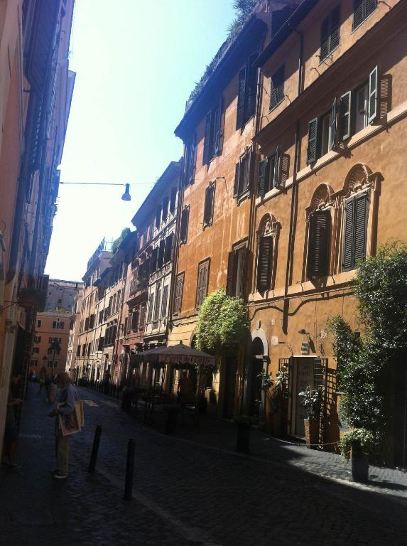 ローマにあるAppartamento del Boschettoの隣の通りを歩く女