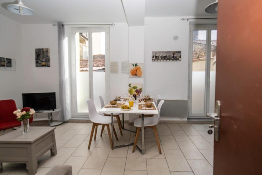 une cuisine et une salle à manger avec une table et des chaises dans l'établissement 