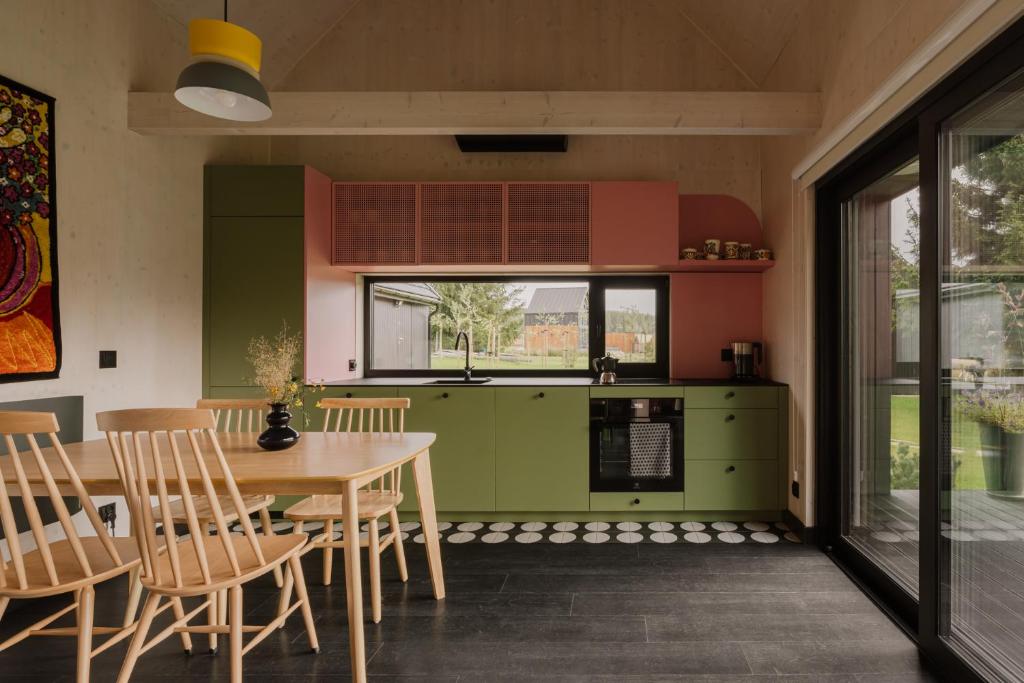 uma cozinha com mesa e cadeiras e uma janela em laba em Lasowka