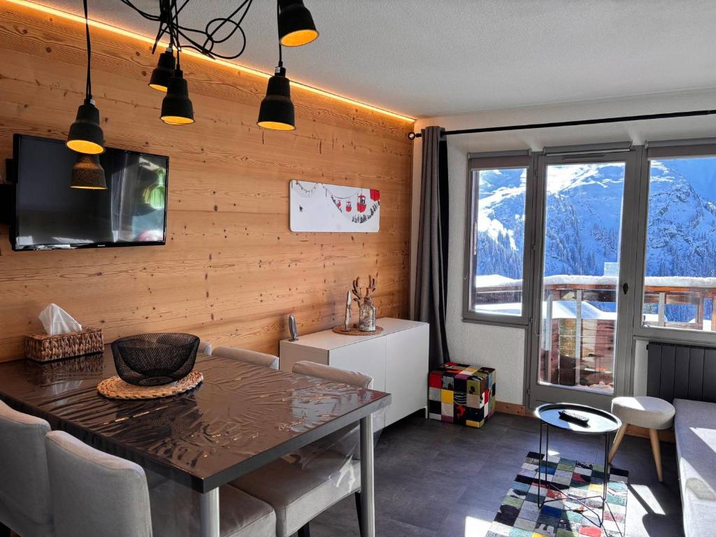 d'une salle à manger avec une table et une vue sur la montagne. dans l'établissement Appartement Moderne pour 4/5 pers. avec Balcon Sud, Proche Accueil Station et Commerces - FR-1-634-91, à Morzine