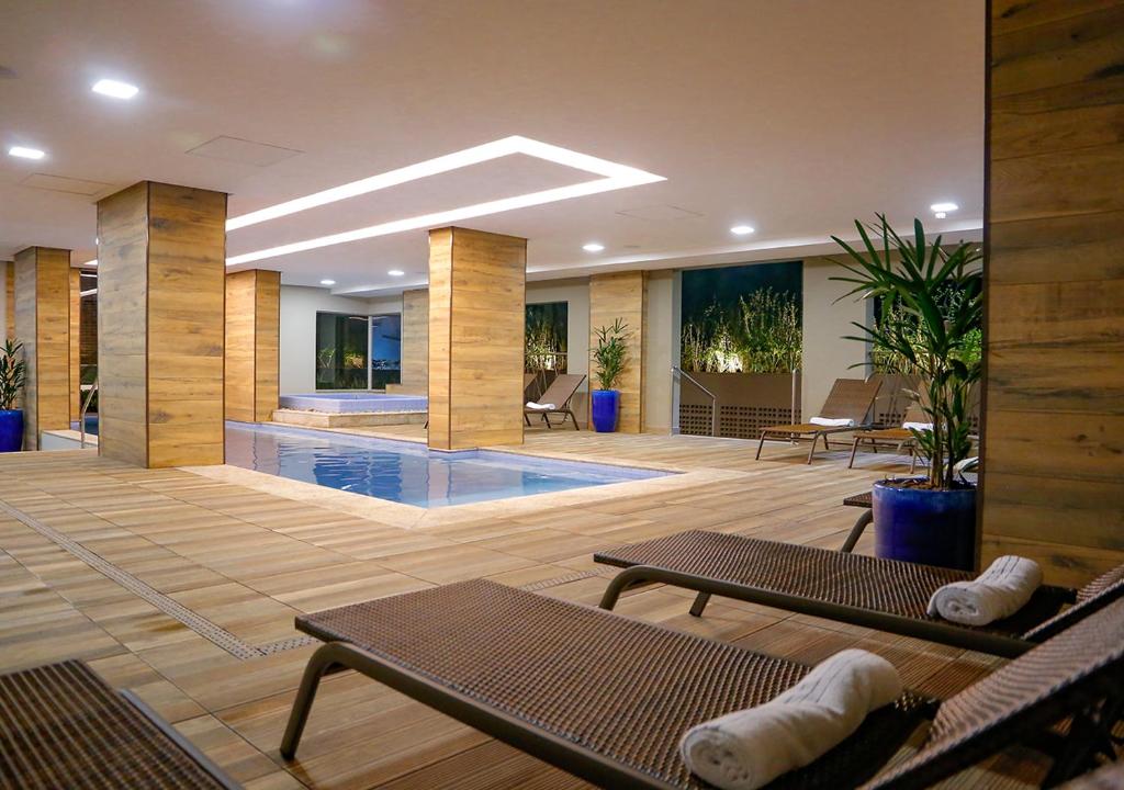 Bazén v ubytování Enjoy Olimpia Park Resort nebo v jeho okolí