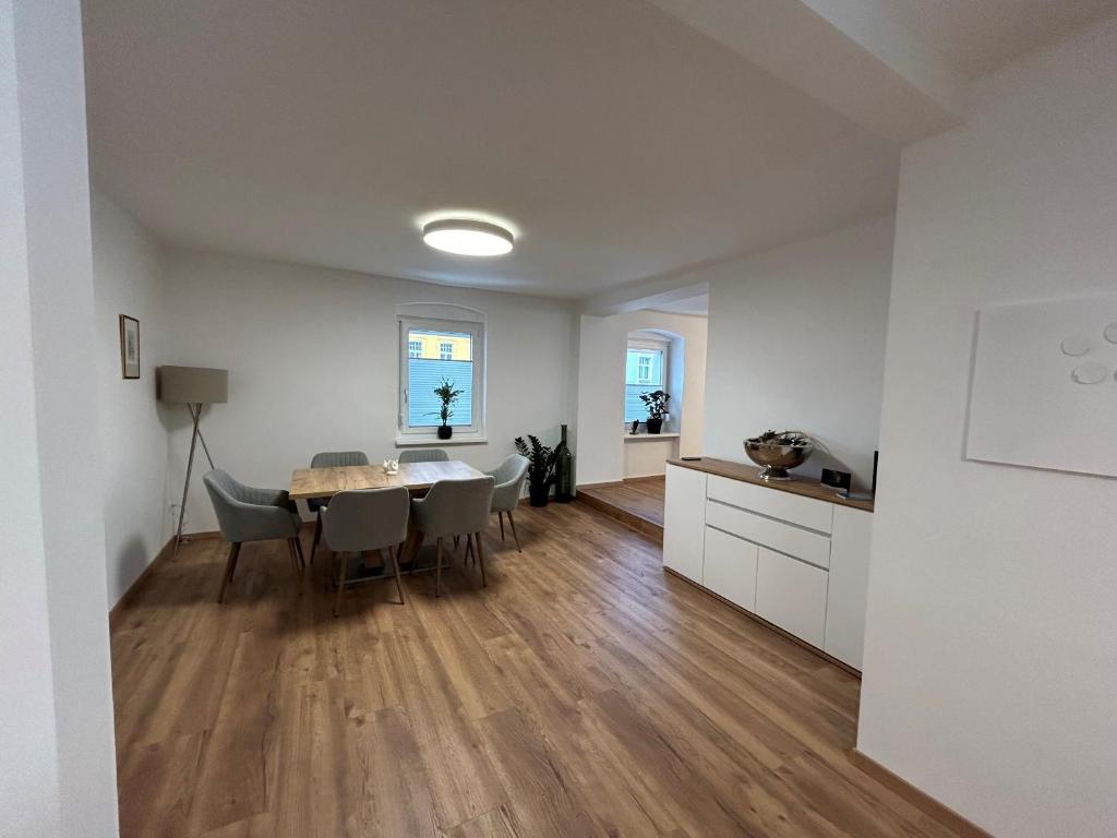 a kitchen and dining room with a table and chairs at Ferienwohnung Gmunden City in Gmunden