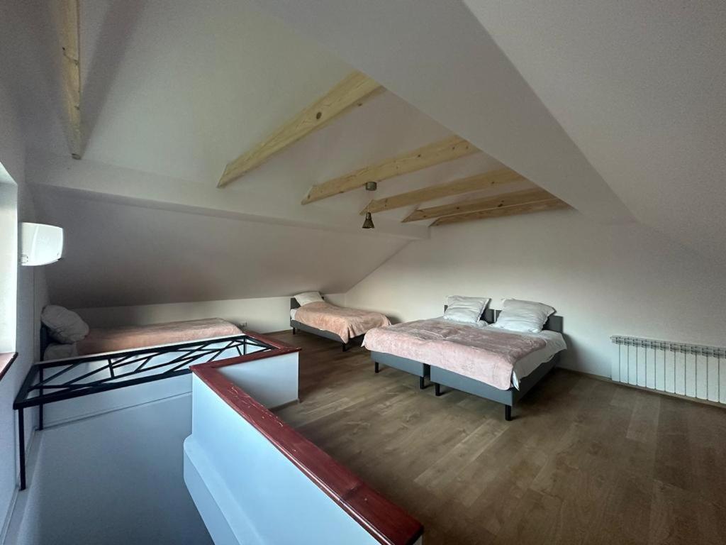 Jaga House in Krakow free parking tesisinde bir odada yatak veya yataklar