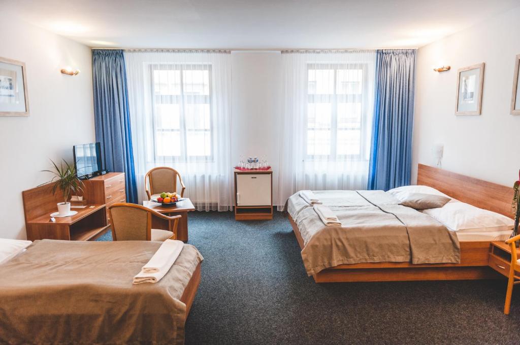 Una cama o camas en una habitación de Hotel u České koruny