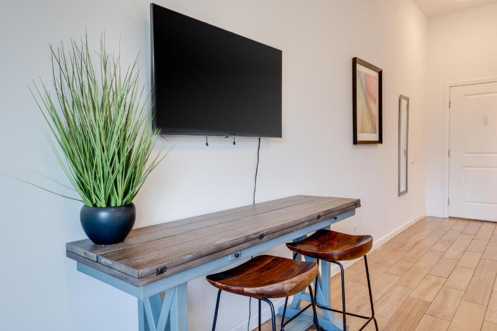 TV a/nebo společenská místnost v ubytování Unit 10 Maui Ohana Modern Studio