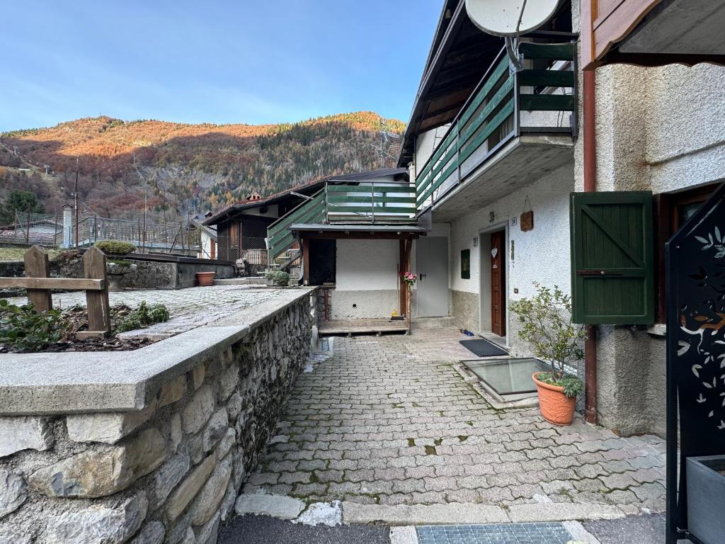 a stone walkway next to a building with a wall at Casa Cardillo in Colere