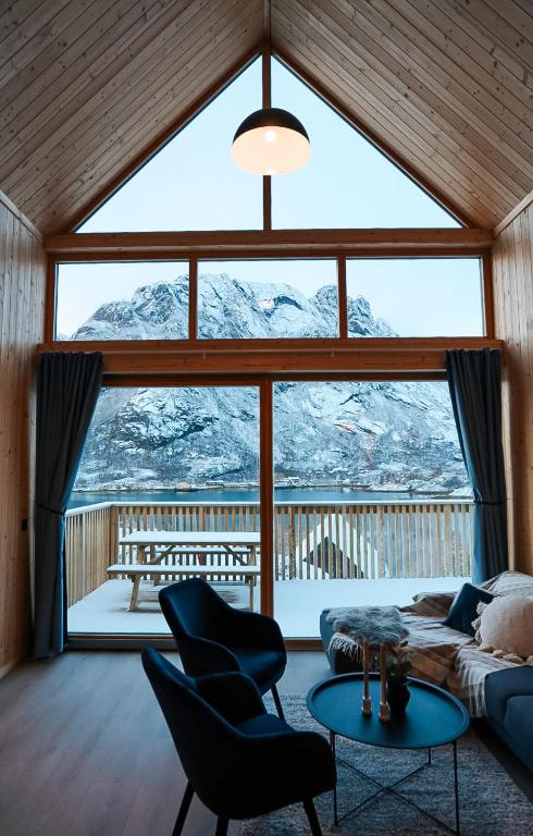 HopenにあるLofoten Cabinsの雪に覆われた山々の景色を望むリビングルーム