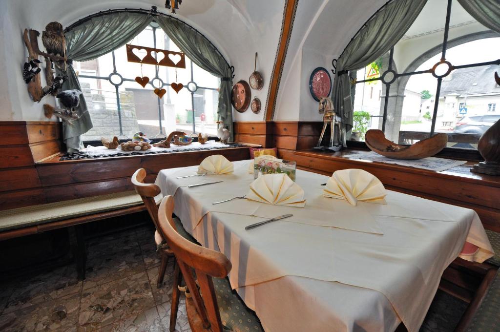 Reštaurácia alebo iné gastronomické zariadenie v ubytovaní Gasthof Tell