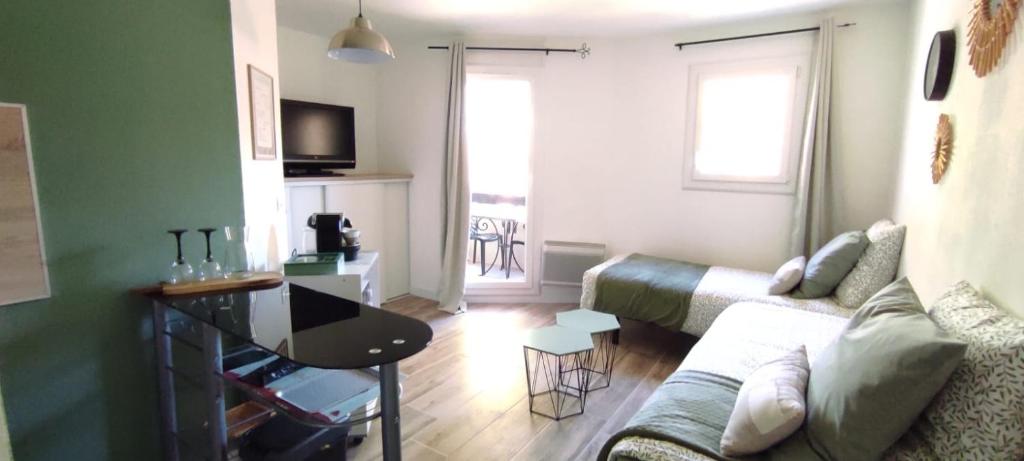 un salon avec un canapé et une table dans l'établissement Les Garriguettes, à Gréoux-les-Bains