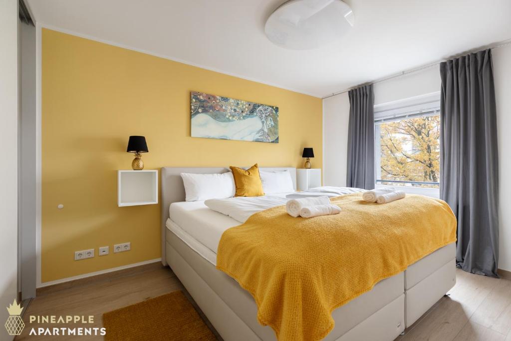 Tempat tidur dalam kamar di Pineapple Apartments Dresden Zwinger IX - 80 qm - 1x free parking -