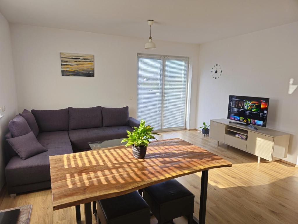 uma sala de estar com um sofá e uma mesa em Wohnung in Gunskirchen / Wels em Gunskirchen