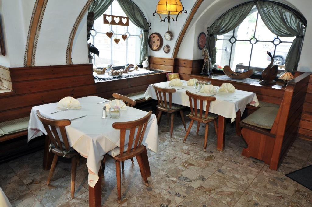 Reštaurácia alebo iné gastronomické zariadenie v ubytovaní Gasthof Tell