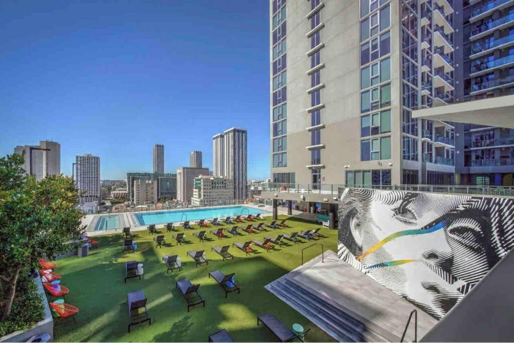 vista su un edificio con piscina e sedie di Vibrant Studio Downtown Miami a Miami