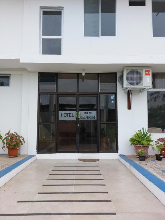 a hotel entrance with a sign on the door at Hotel Islas Galapagos in Puerto Baquerizo Moreno