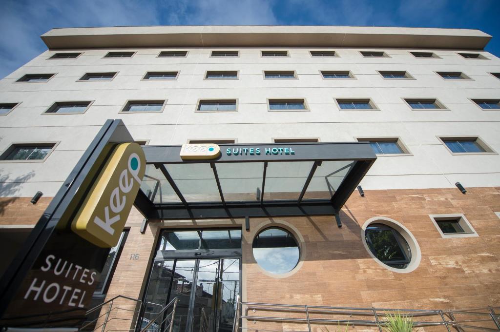 a building with a hotel sign in front of it at KEEP SUÍTES HOTEL in Taubaté