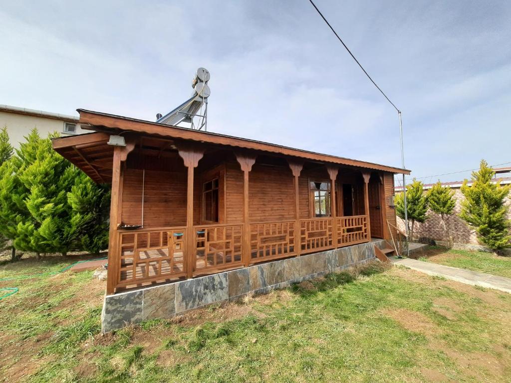 uma pequena casa de madeira com uma estátua em cima em Denize 300 mt Çamlık icinde Bahçeli Müstakil Ev em Canakkale