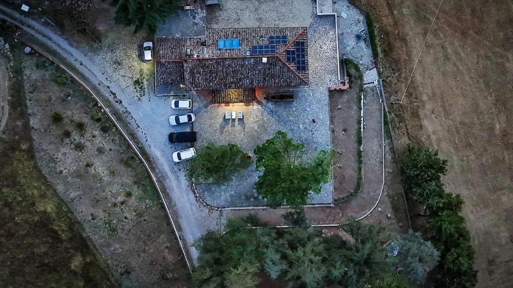 an aerial view of a house with a yard at B&B del Mugello in SantʼAgata