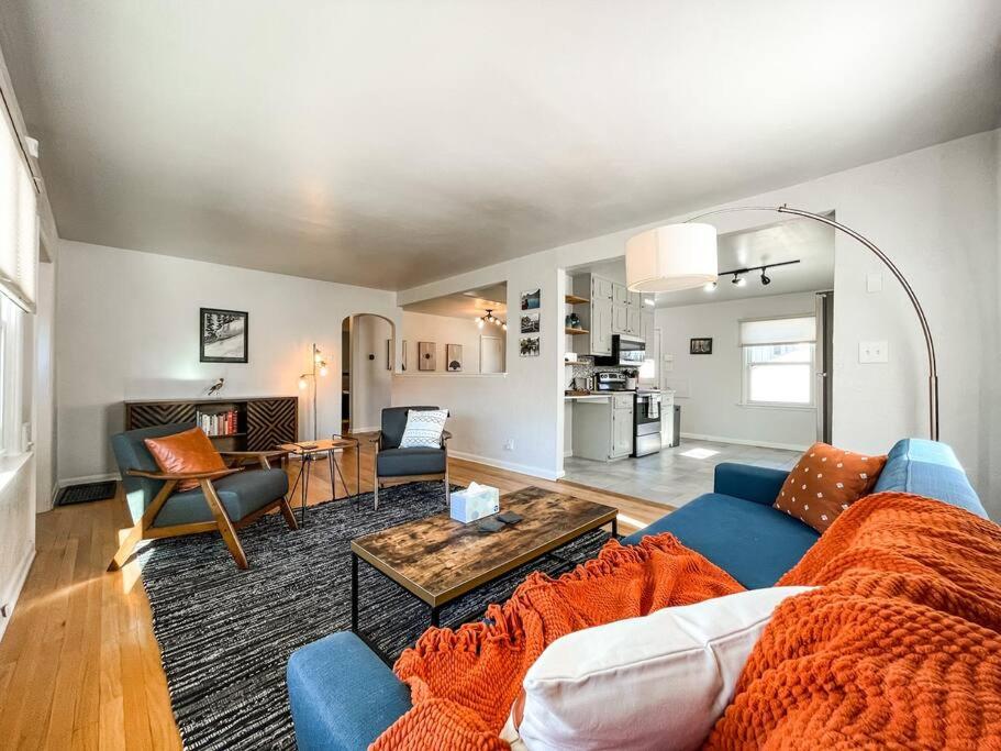uma sala de estar com um sofá azul e uma mesa em Stylish Getaway in the Center of Colorado Springs em Colorado Springs