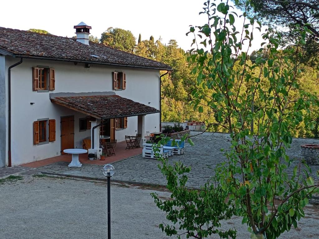 una casa blanca con un patio delante en B&B villa bianca, en SantʼAgata