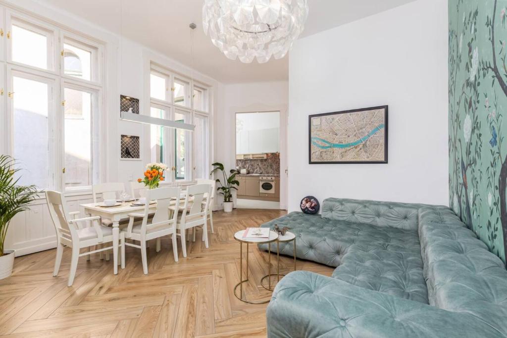 ein Wohnzimmer mit einem grünen Sofa und einem Tisch in der Unterkunft Fully equipped apartment Budapest, Hungary in Budapest