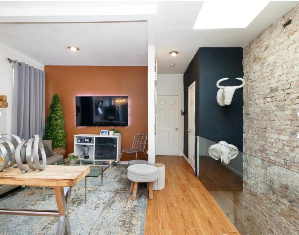 un soggiorno con divano e tavolo di A Dedicated Space To Unwind a Brooklyn
