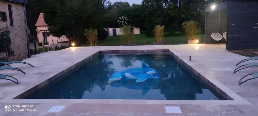 una piscina con un delfín azul en el agua en Le Grand Monnet - Parc - 16 personnes - Rêve au Mans, en Coulaines