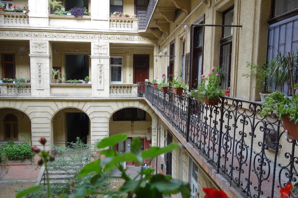 un balcón en un edificio con macetas en Vivid Csengery Apartment, en Budapest