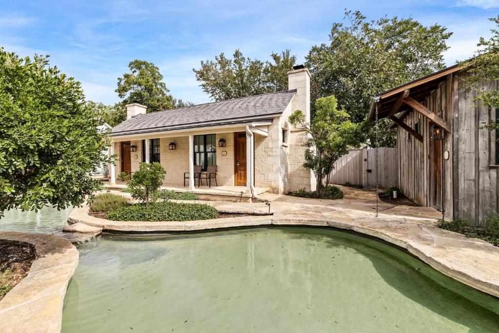 uma casa com piscina em frente a uma casa em Blacksmith Quarters em Fredericksburg