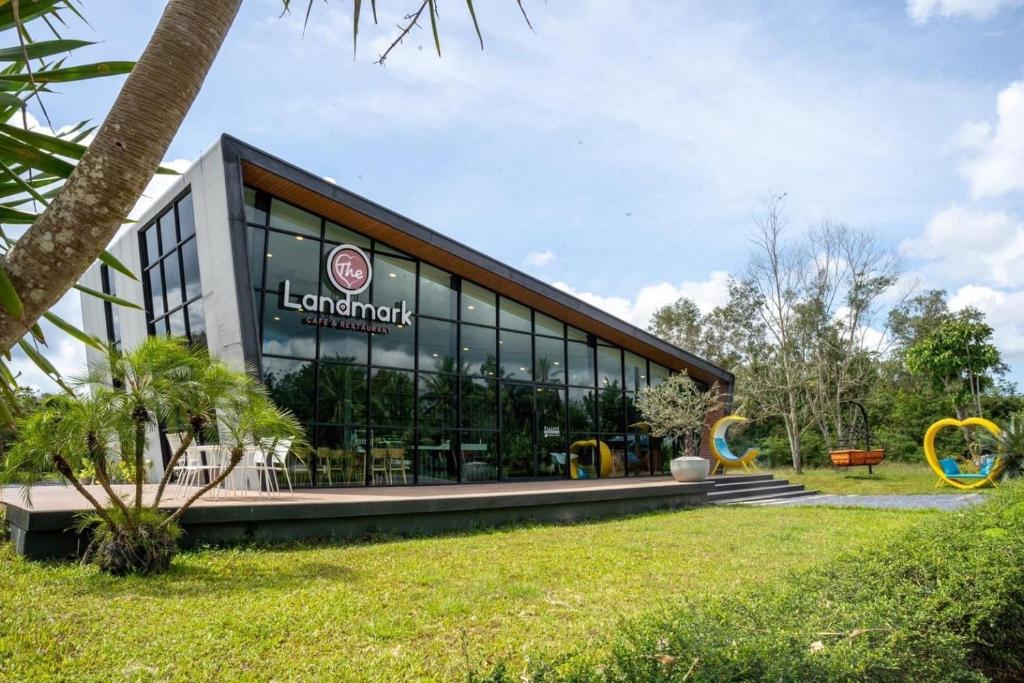 Aed väljaspool majutusasutust The Landmark Resort And Villa