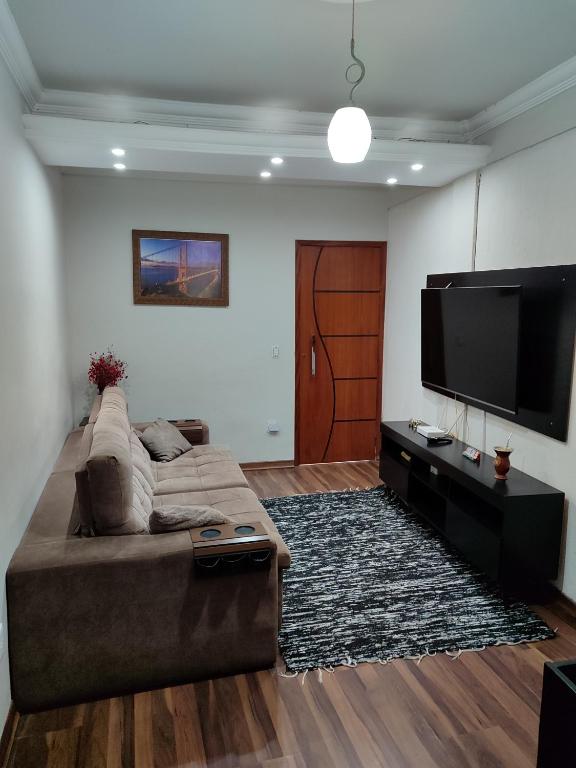 欧鲁普雷图Aconchegante Apartamento em Ouro Preto的配有沙发和平板电视的客厅