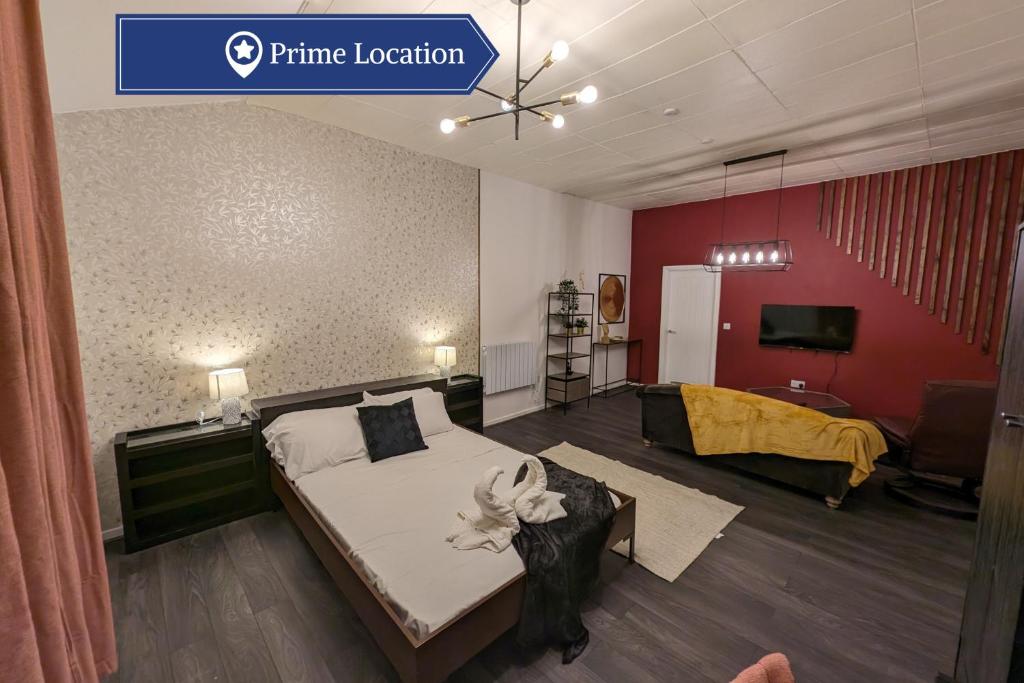 Μια τηλεόραση ή/και κέντρο ψυχαγωγίας στο Cozy 1 Bed Apartment with Kitchen in Town