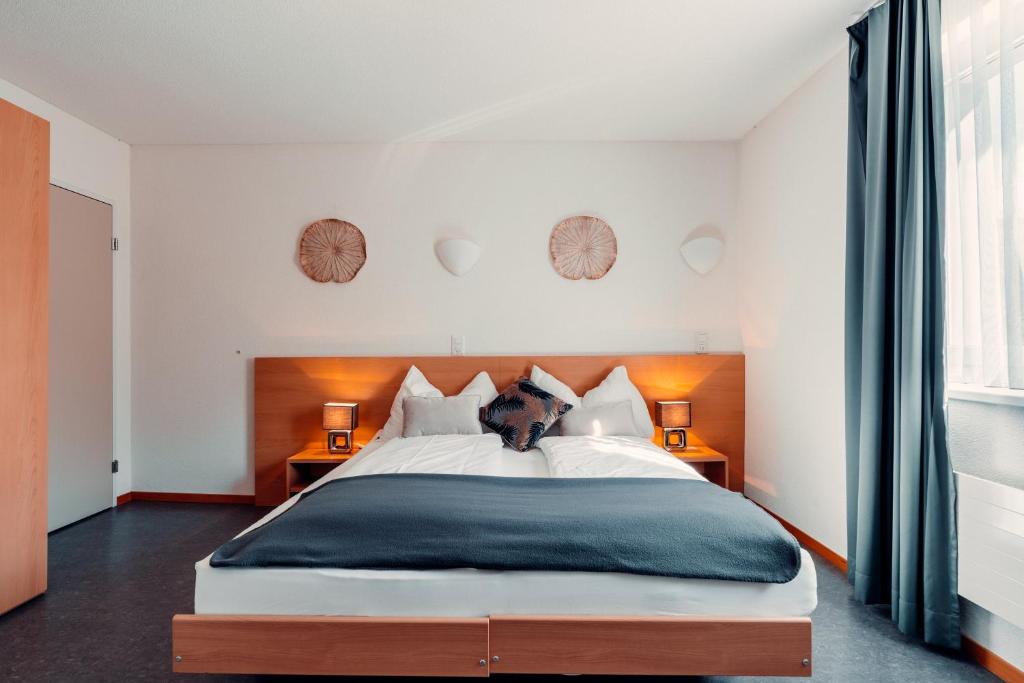 Postel nebo postele na pokoji v ubytování Hotel Rössli Luterbach