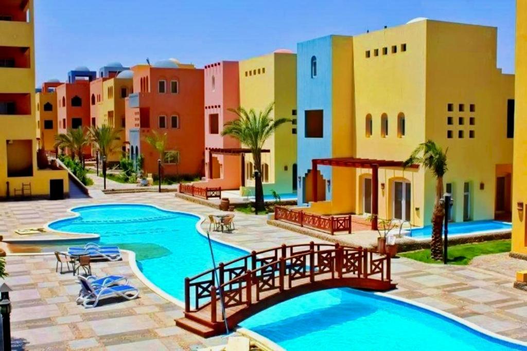 un complejo con piscina y algunos edificios en Al-Dora Resort Hurghada en Hurghada