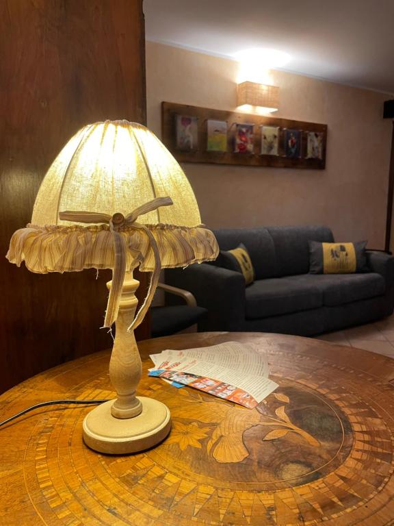 un tavolo con una lampada sopra un tavolo di Nel vecchio borgo a Verrès