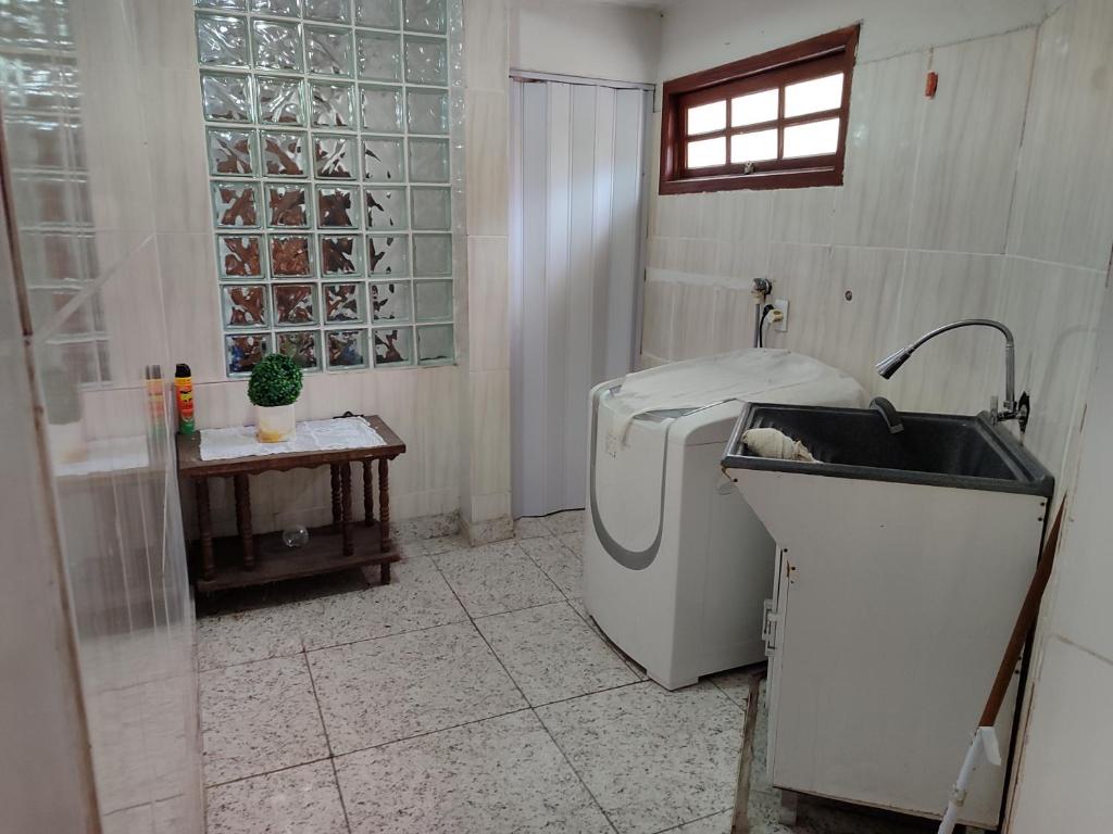 a bathroom with a washing machine and a sink at Aconchegante Apartamento em Ouro Preto in Ouro Preto