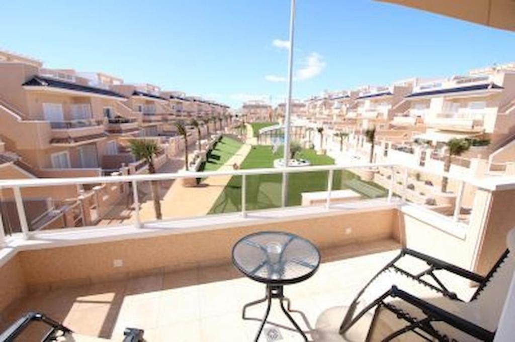 balkon z krzesłami i widokiem na miasto w obiekcie Penthouse Punta Prima Indoor & outdoor pool w mieście Torrevieja